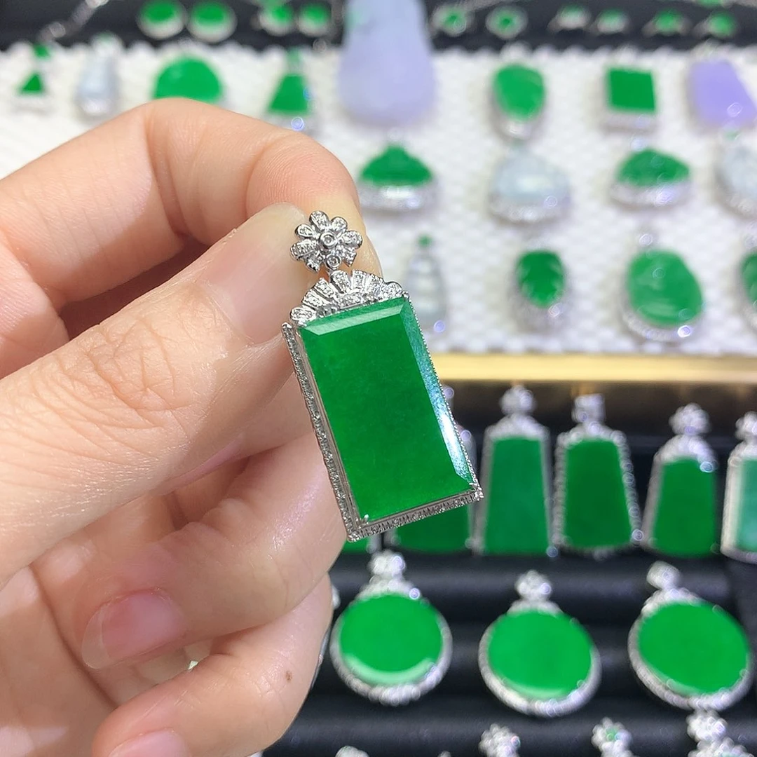 颈饰18K金镶嵌翡翠吊坠