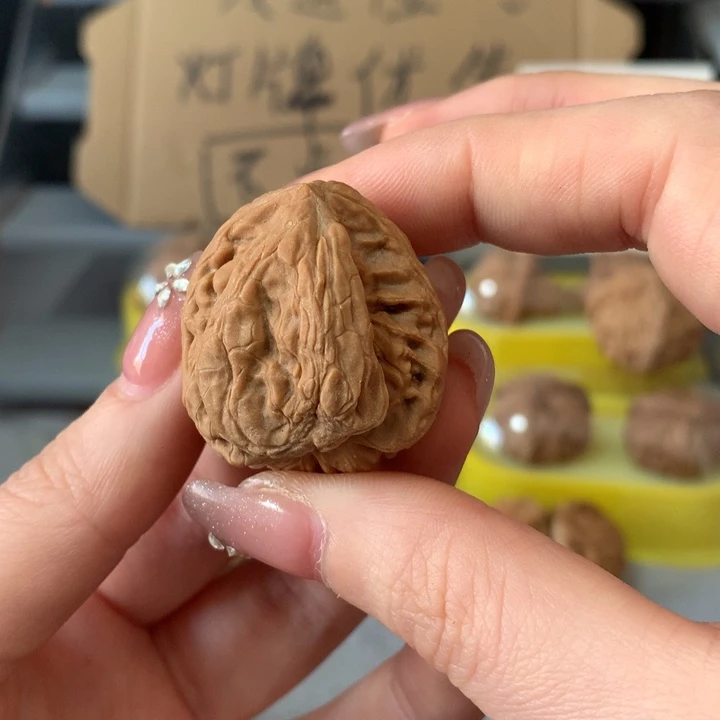 教***瘦文玩核桃吊坠异形单只，有瑕疵