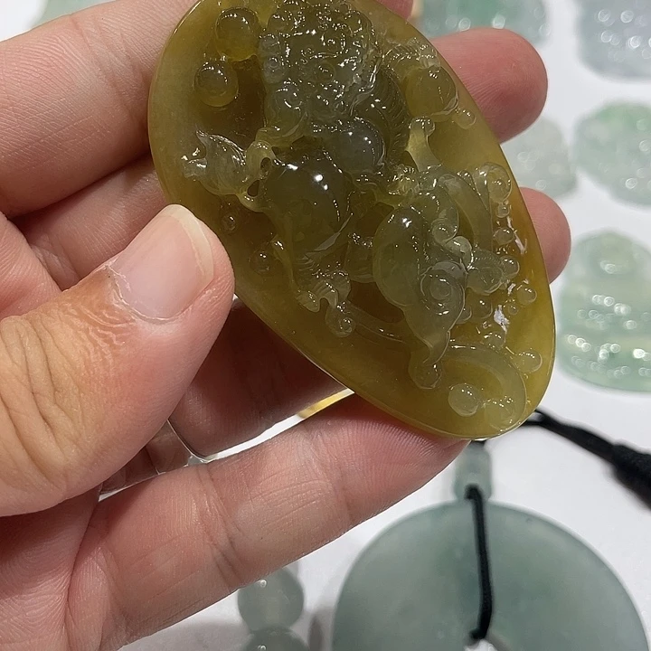 翡翠未镶嵌颈饰狮子