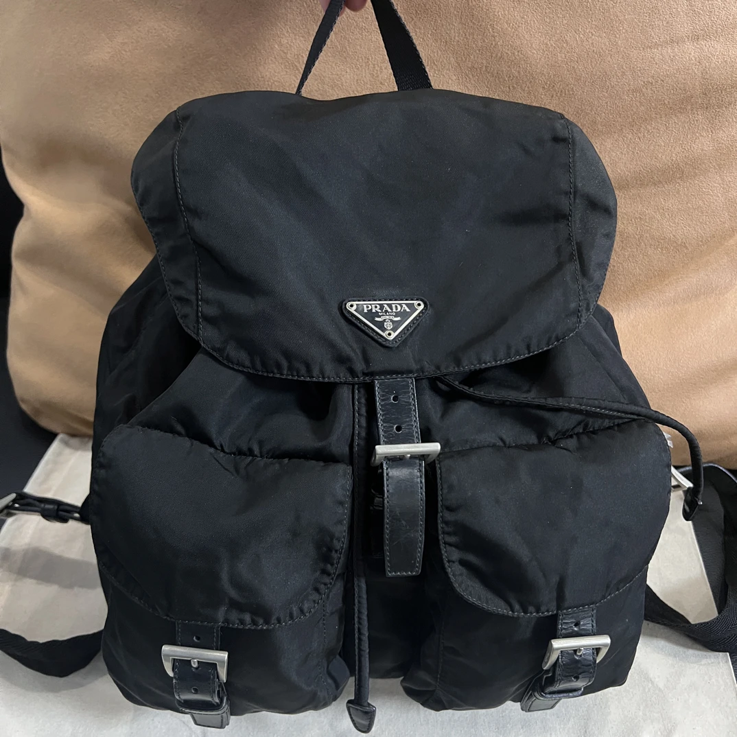 95新 Prada/普拉达 九黑银30尺寸尼龙双肩包小书包