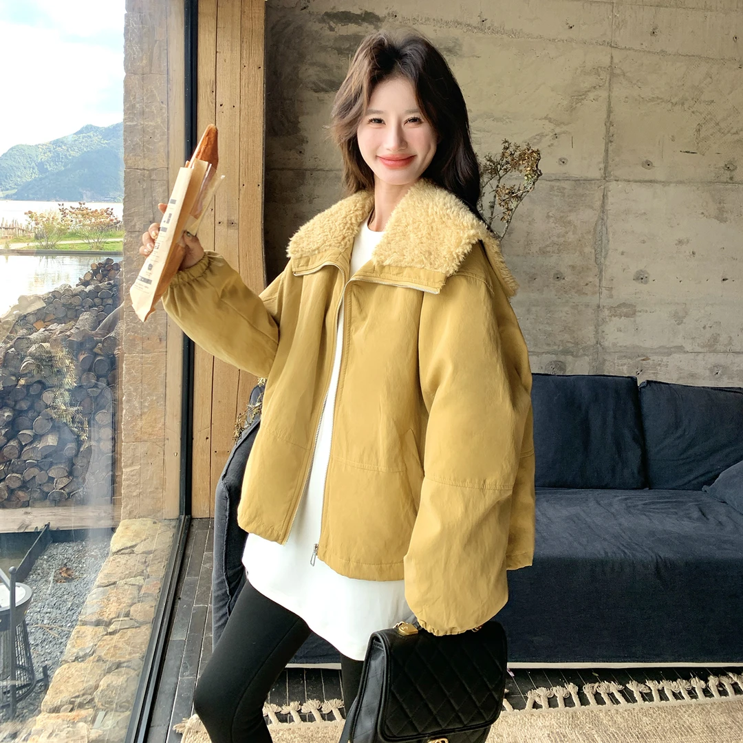 羊羔毛拼接大翻领羽绒服女款2025新款深冬超好看短款松弛感厚外套