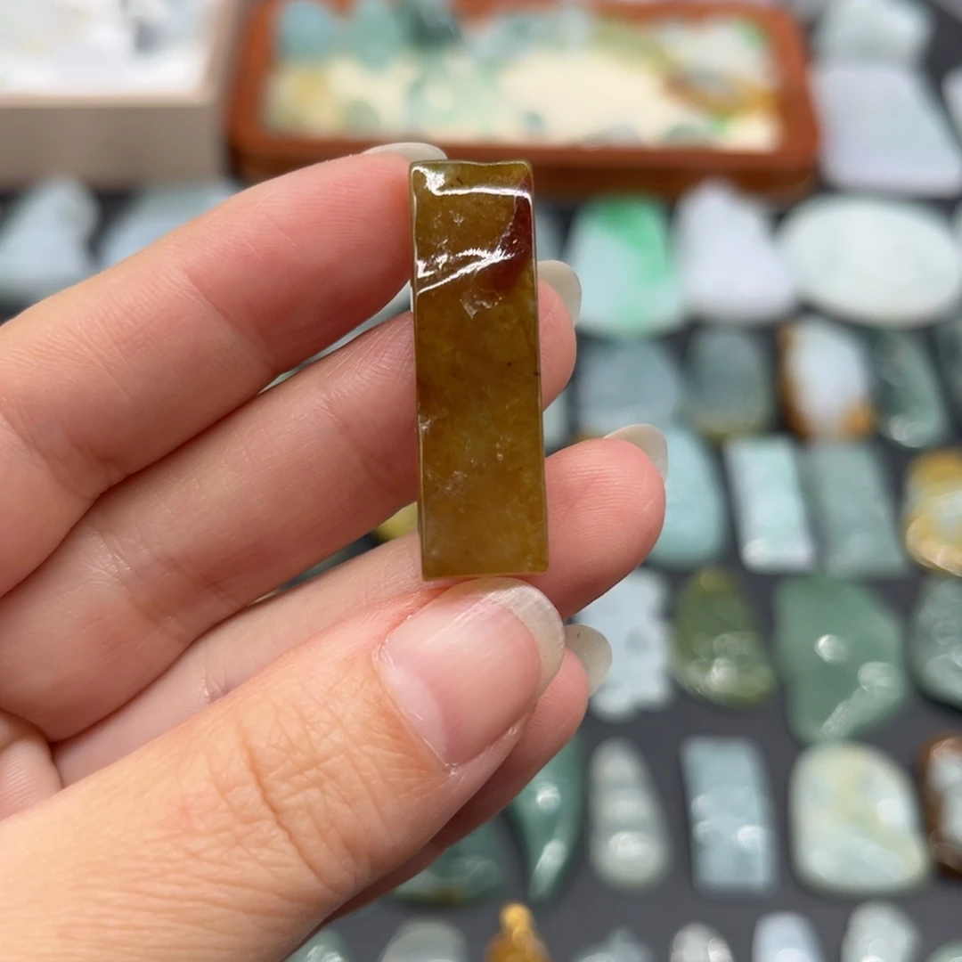 翡翠未镶嵌颈饰随形