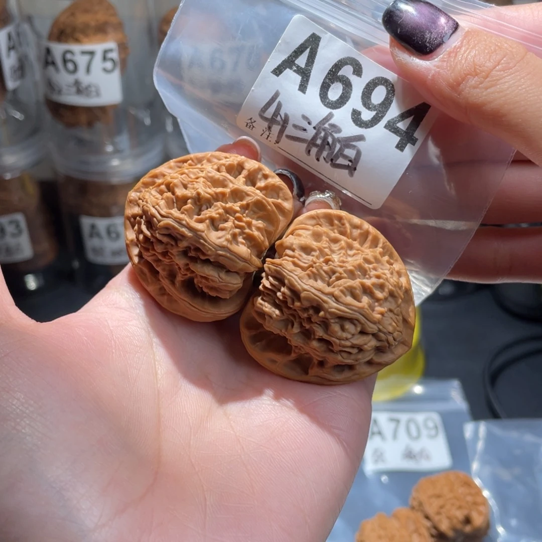 阳***核桃41三角白文玩核桃