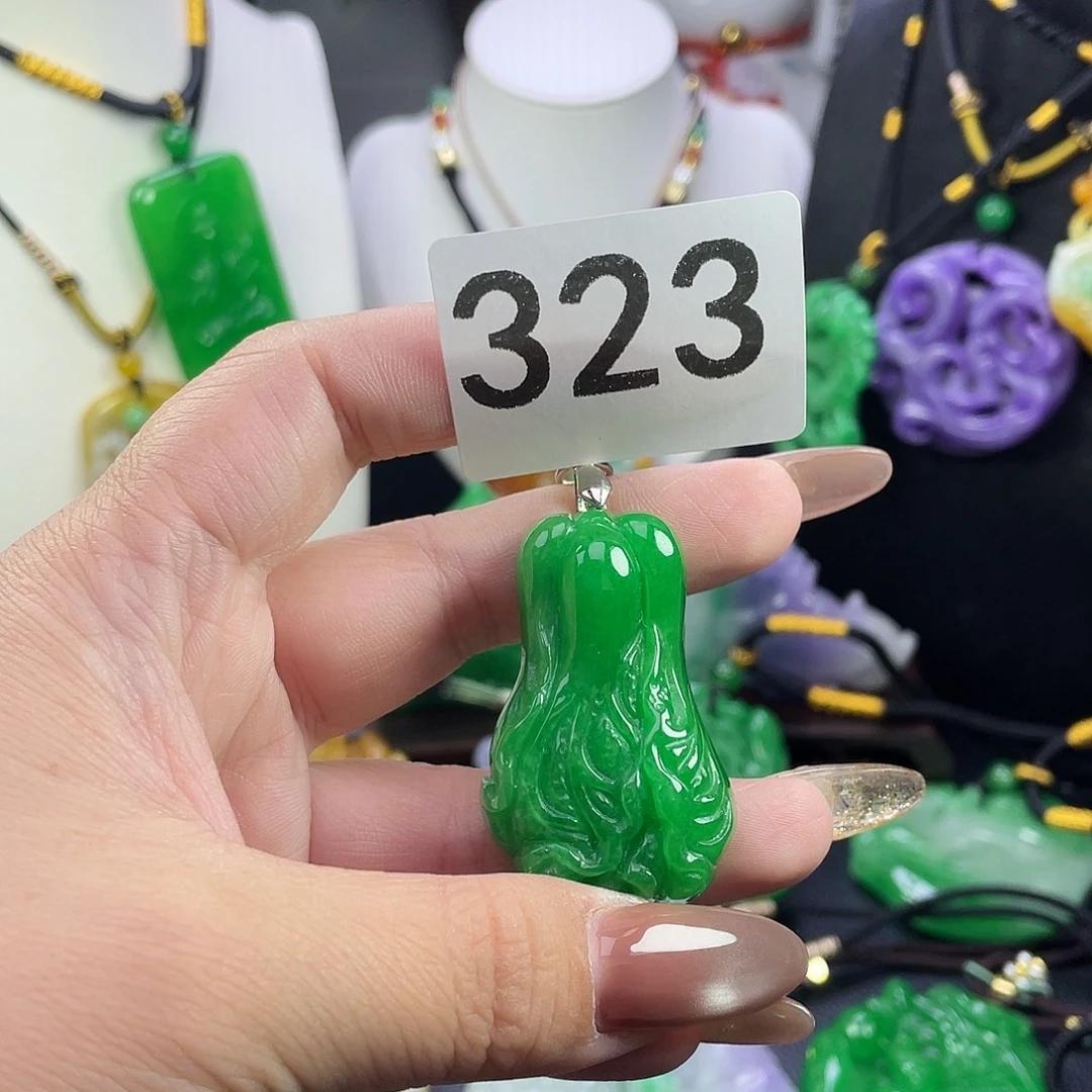 翡翠未镶嵌吊坠(赠链)