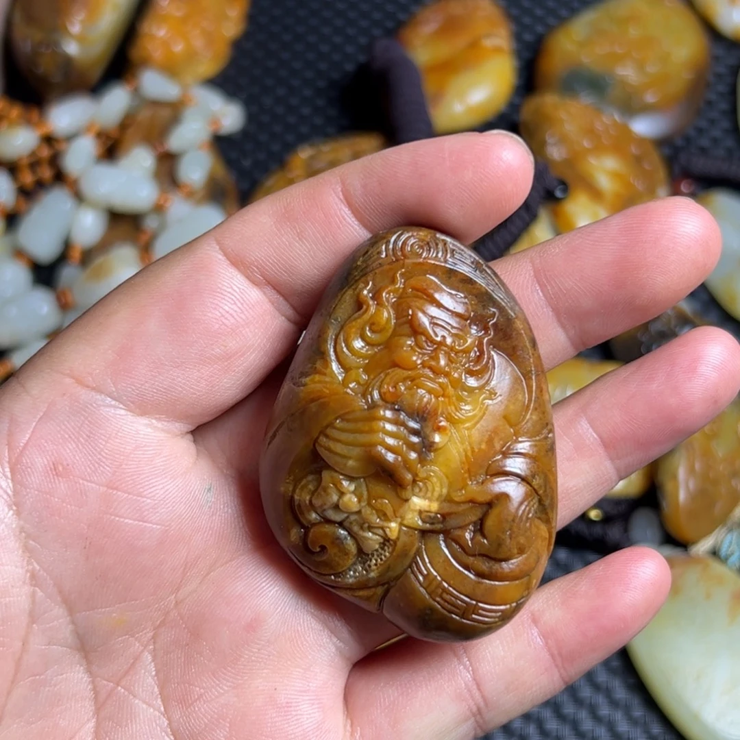 辛***巴颈饰未镶嵌和田玉
