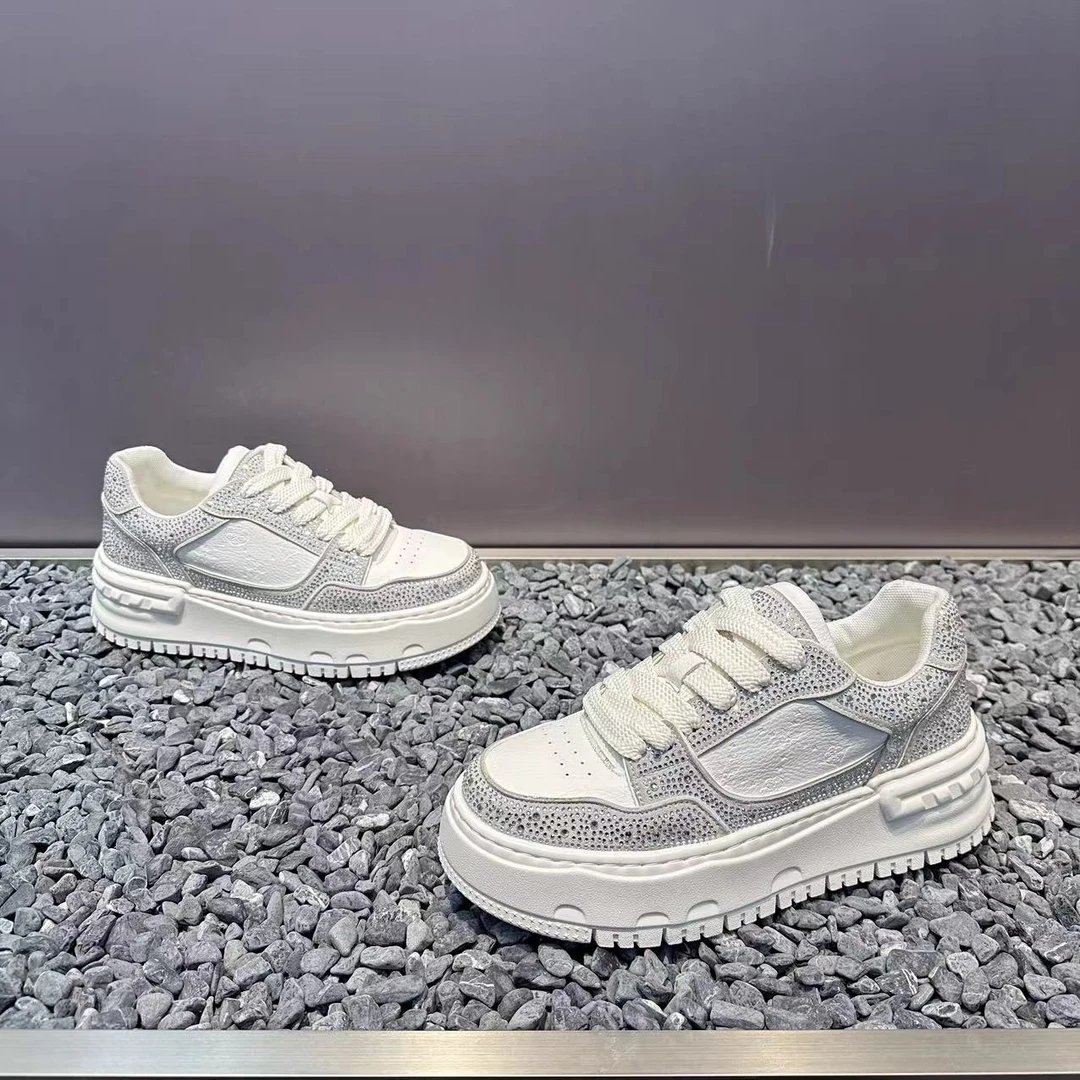 2025男士新款时尚百搭烫钻重工轻奢厚底轻便舒适软底潮男休闲鞋