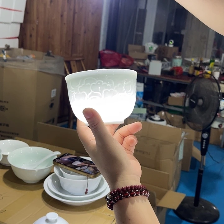 瓷片玉泥浮雕炖盅一个，包邮，容量300