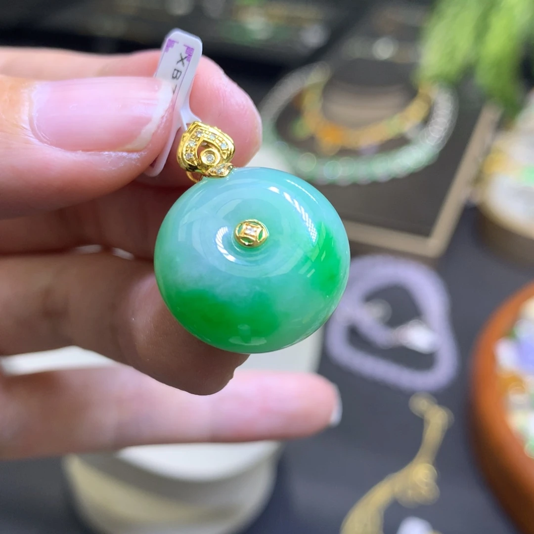 颈饰18K金镶嵌翡翠