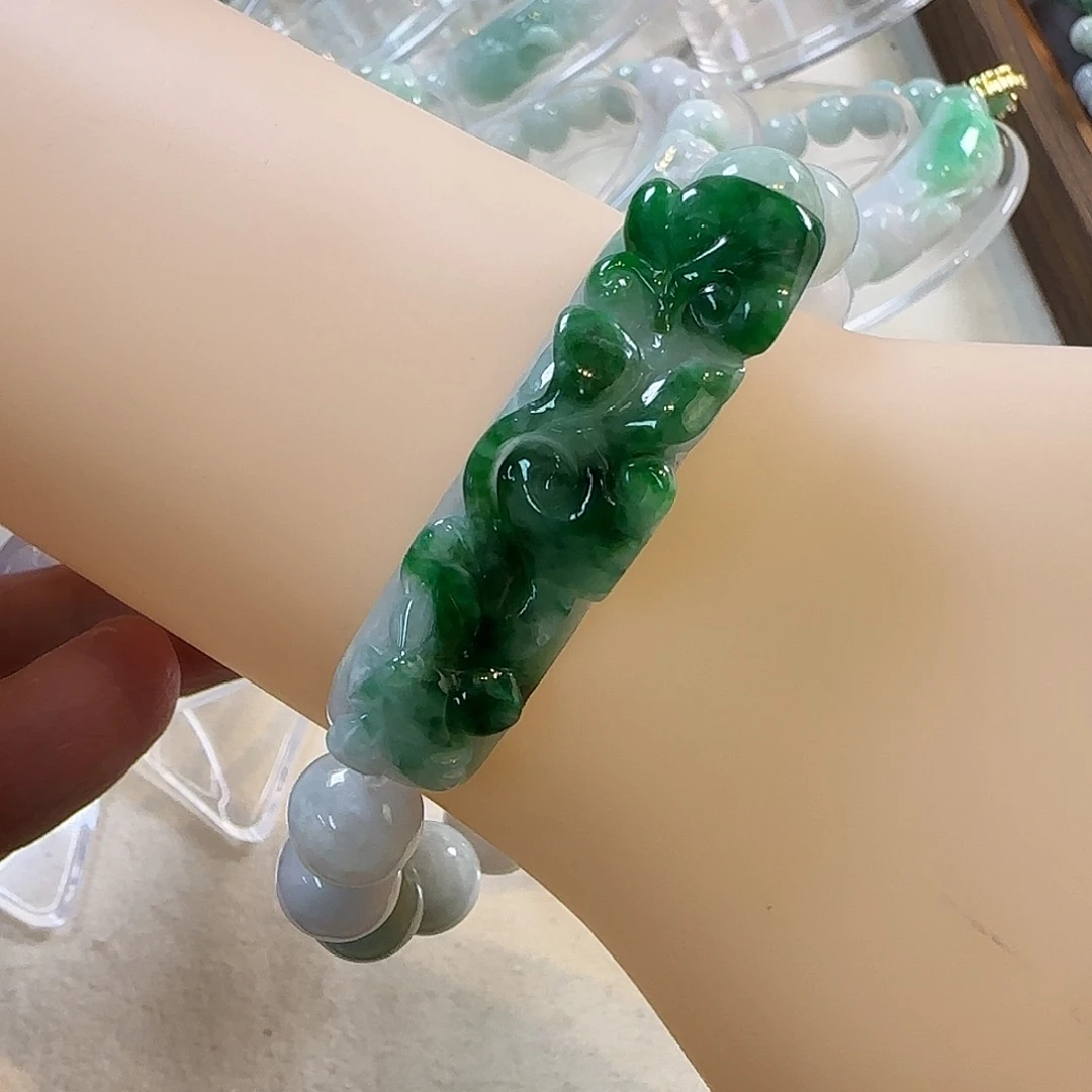翡翠未镶嵌颈饰手牌
