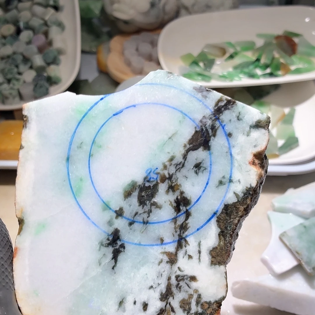 颈饰未镶嵌翡翠边角料