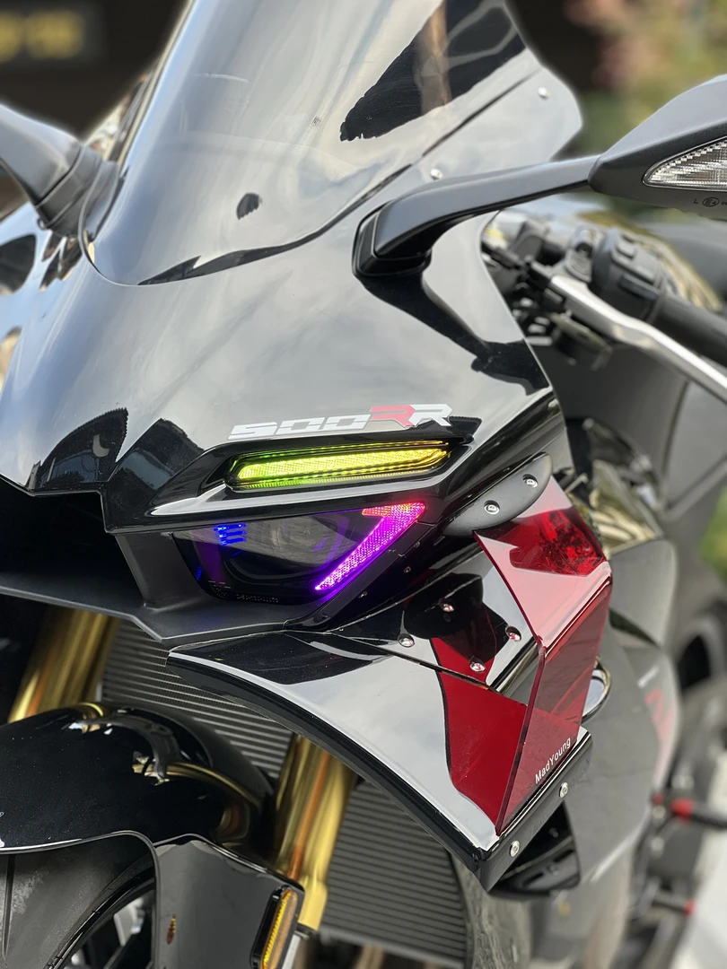 张雪500RR改装大灯 激光APP炫彩大灯总成 高亮度透镜大灯铺路灯