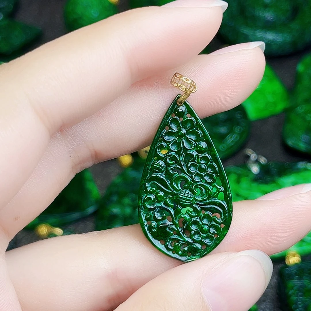 颈饰18K金镶嵌翡翠多样性