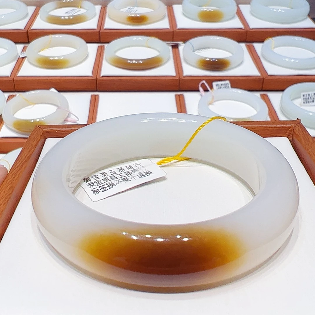 和田玉未镶嵌手镯且末一口红糖