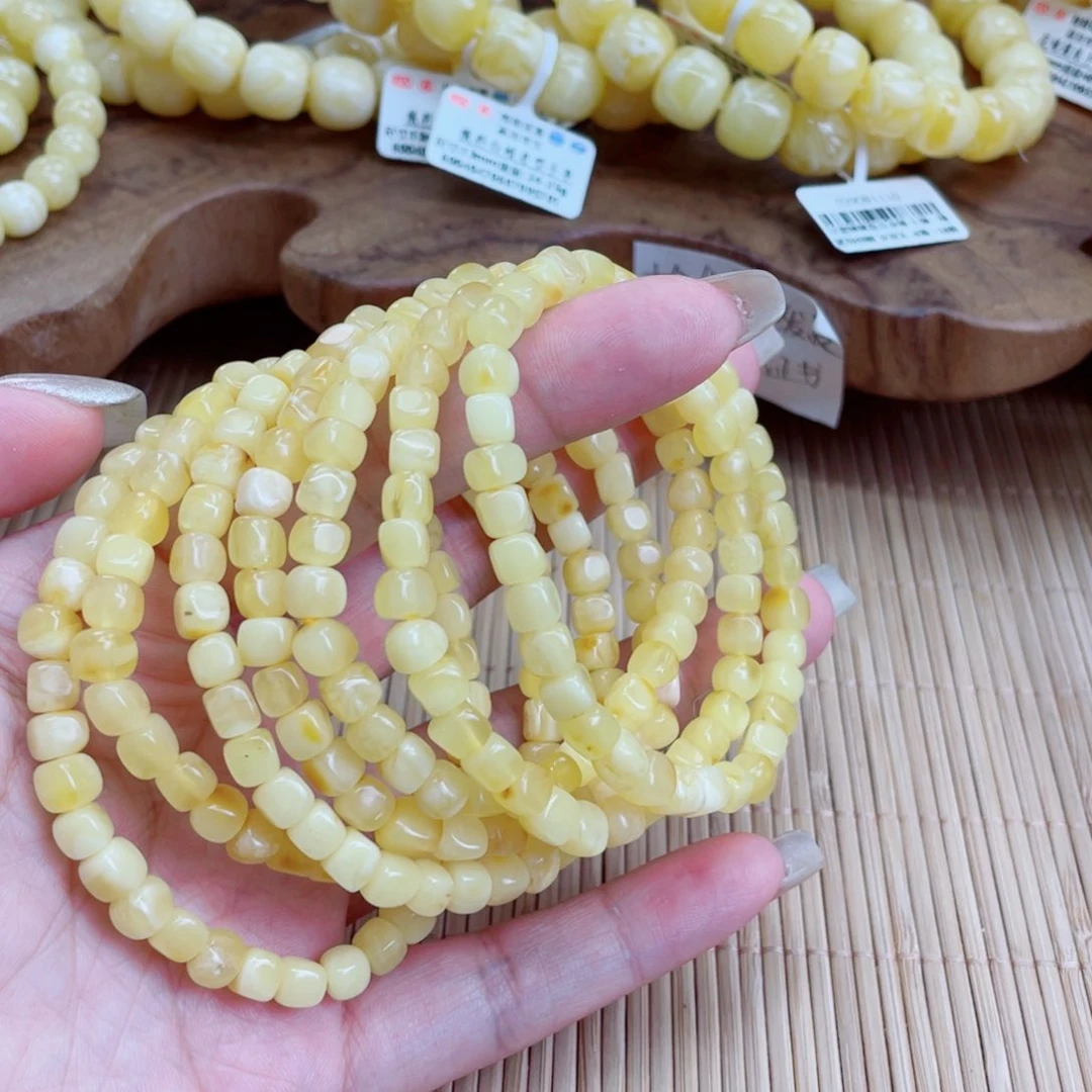 未镶嵌蜜蜡裸石多样性发其中一个