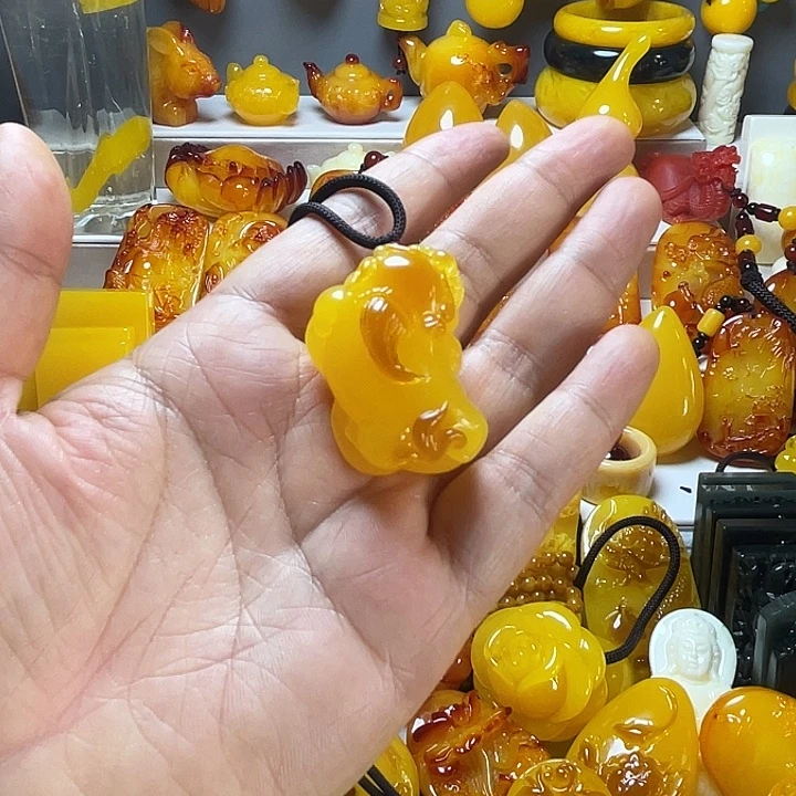 俏色貔貅挂件 服饰配饰