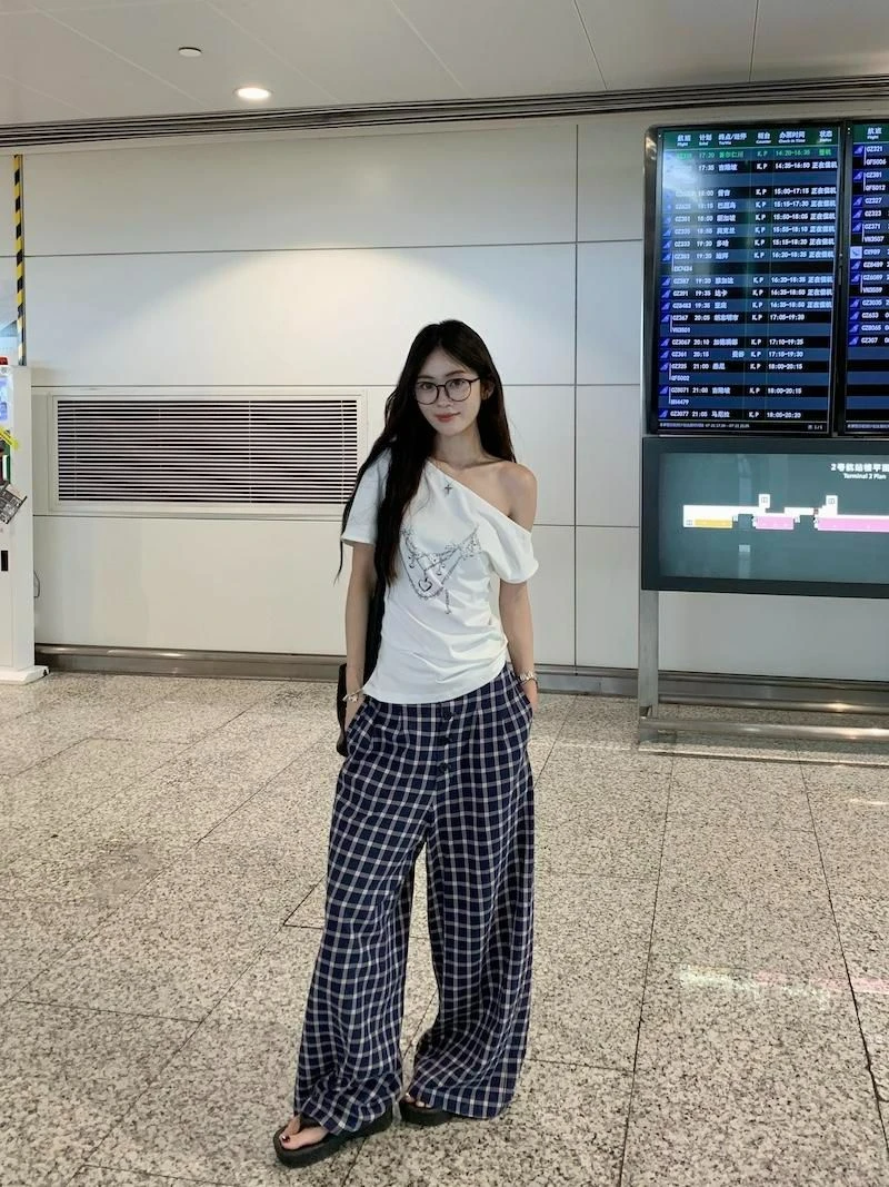 设计感露肩短袖T恤女装夏季2025新款修身气质小众印花一字肩上衣