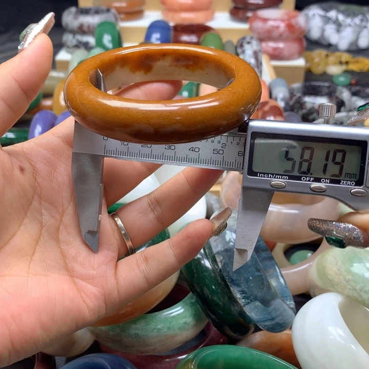 未镶嵌手镯石英质玉
