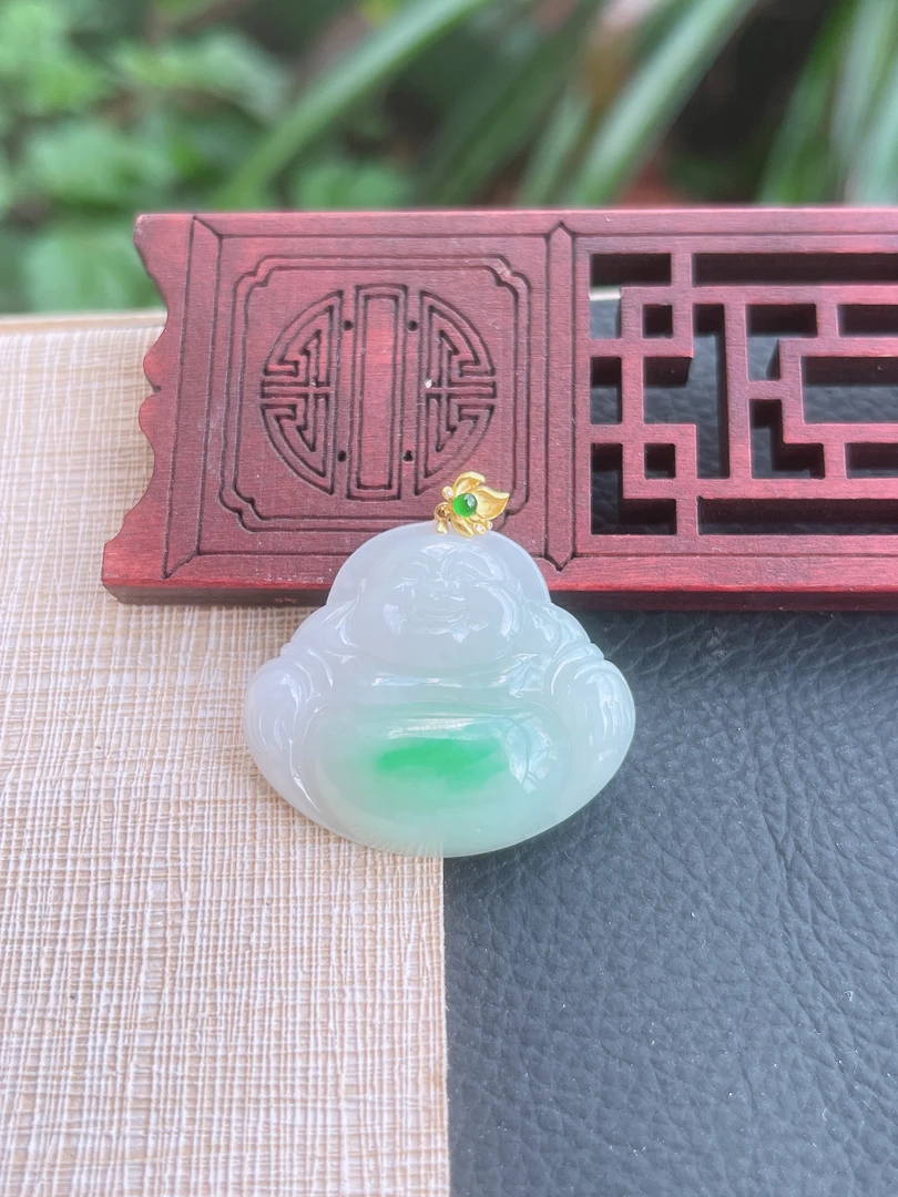 天然缅甸翡翠A货.水润细腻白底青飘阳绿佛公吊坠.尺寸27-31.3-6.8