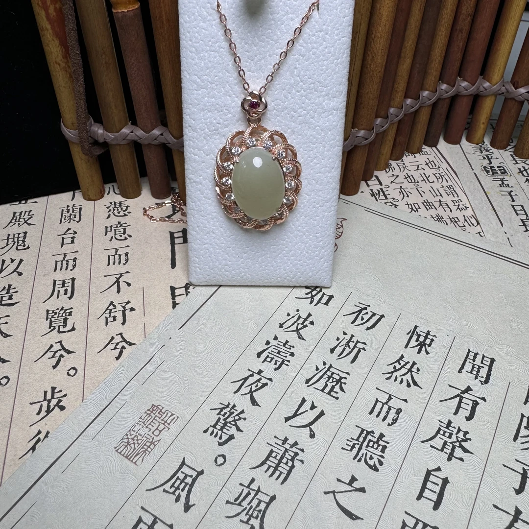 和田玉精美吊坠