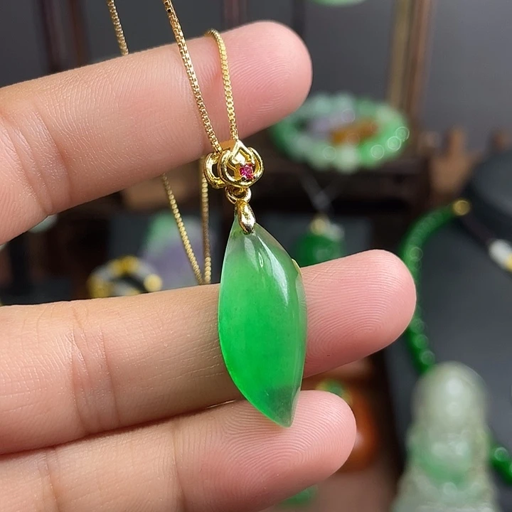 翡翠未镶嵌吊坠(赠链)