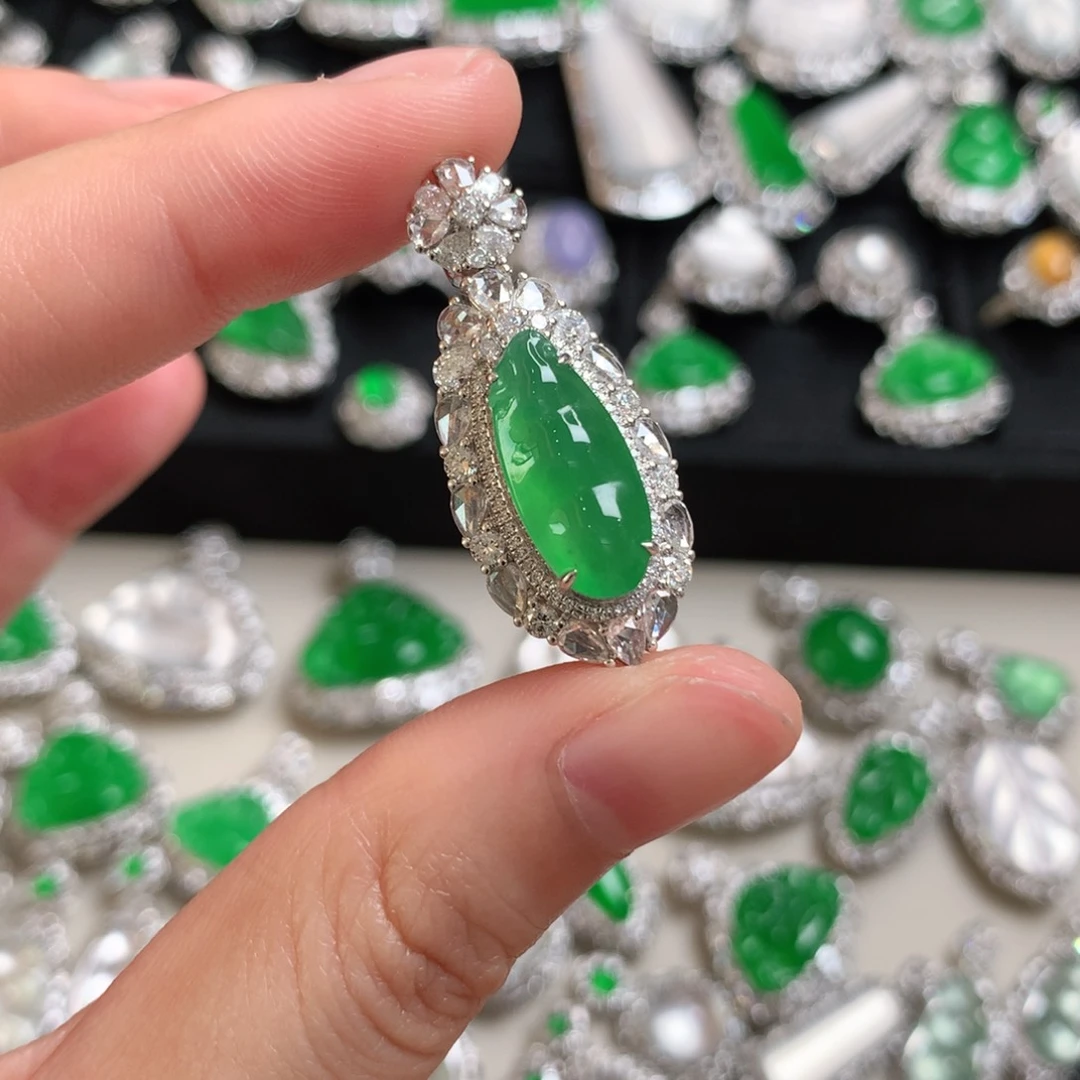 颈饰18K金镶嵌翡翠福豆