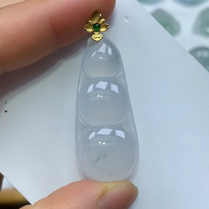 翡翠18K金镶嵌颈饰豆