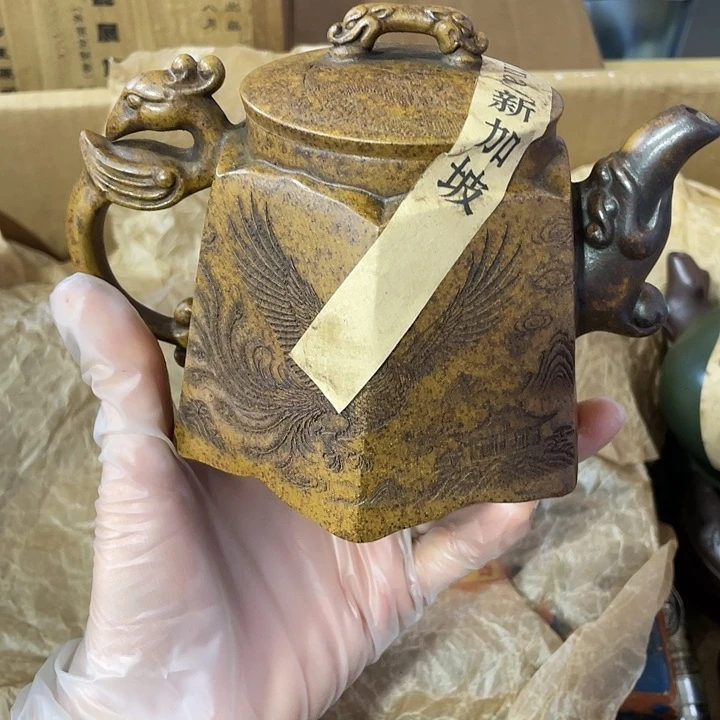 紫砂茶壶原矿泥料，纯手工制作的一把紫砂壶。