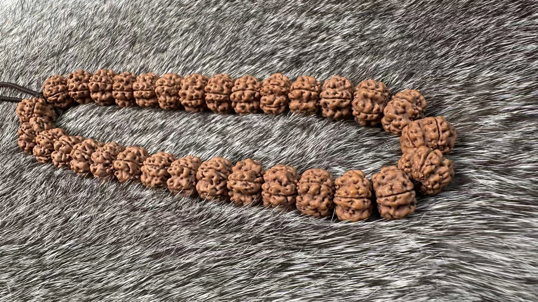 精挑款红方印梅花小金刚菩提手串