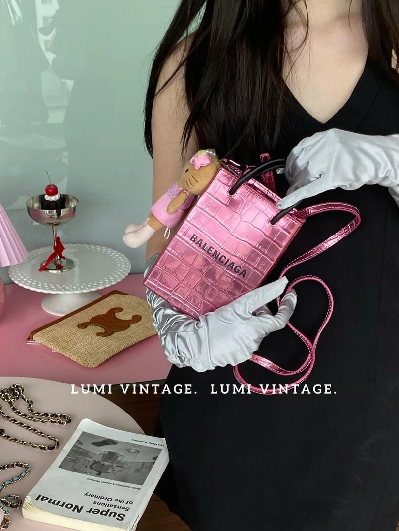 95新 Balenciaga/巴黎世家 镭射粉色鳄鱼压纹手机包65375675