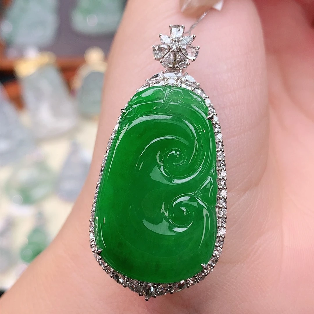 颈饰18K金镶嵌翡翠如意