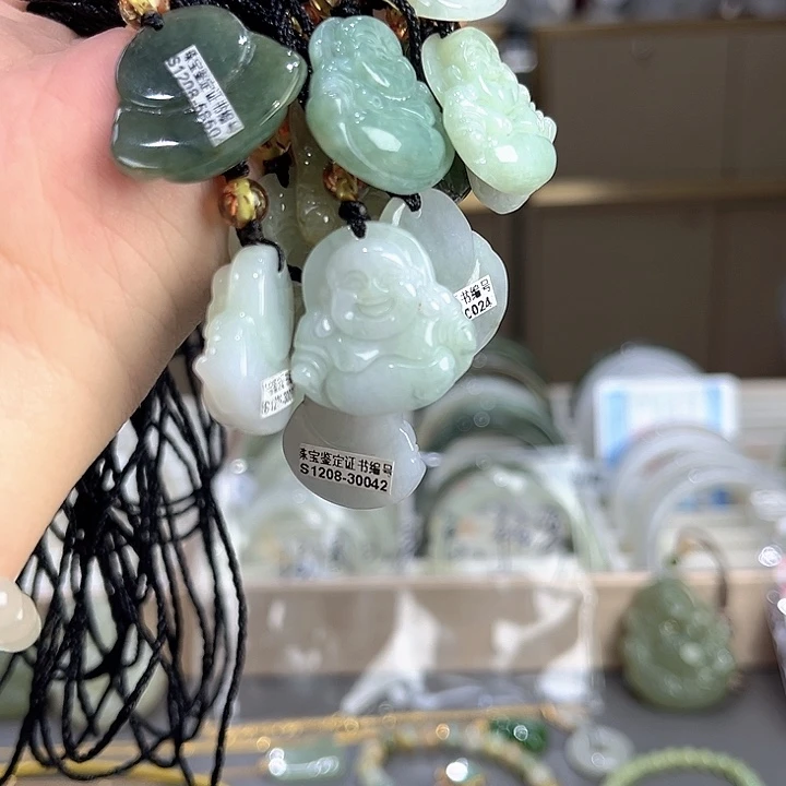 翡翠未镶嵌颈饰佛公