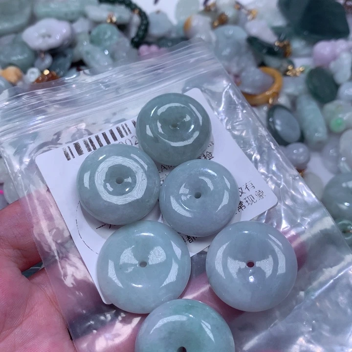 翡翠未镶嵌颈饰挂件