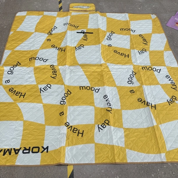 《辉岳》约200x200黄白格圆圈字母款便携式野餐垫 发一个