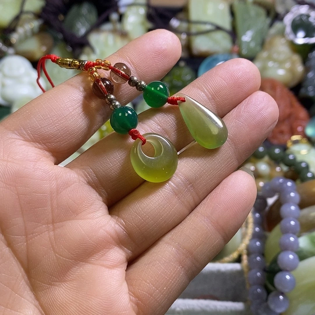 岫玉未镶嵌手机挂件一个