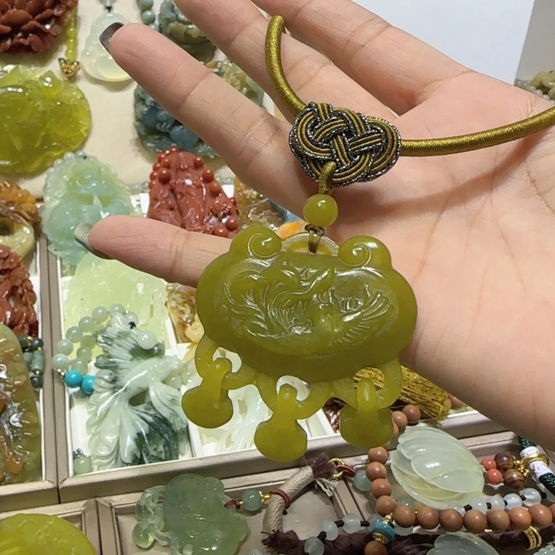 未镶嵌蛇纹石玉吊坠