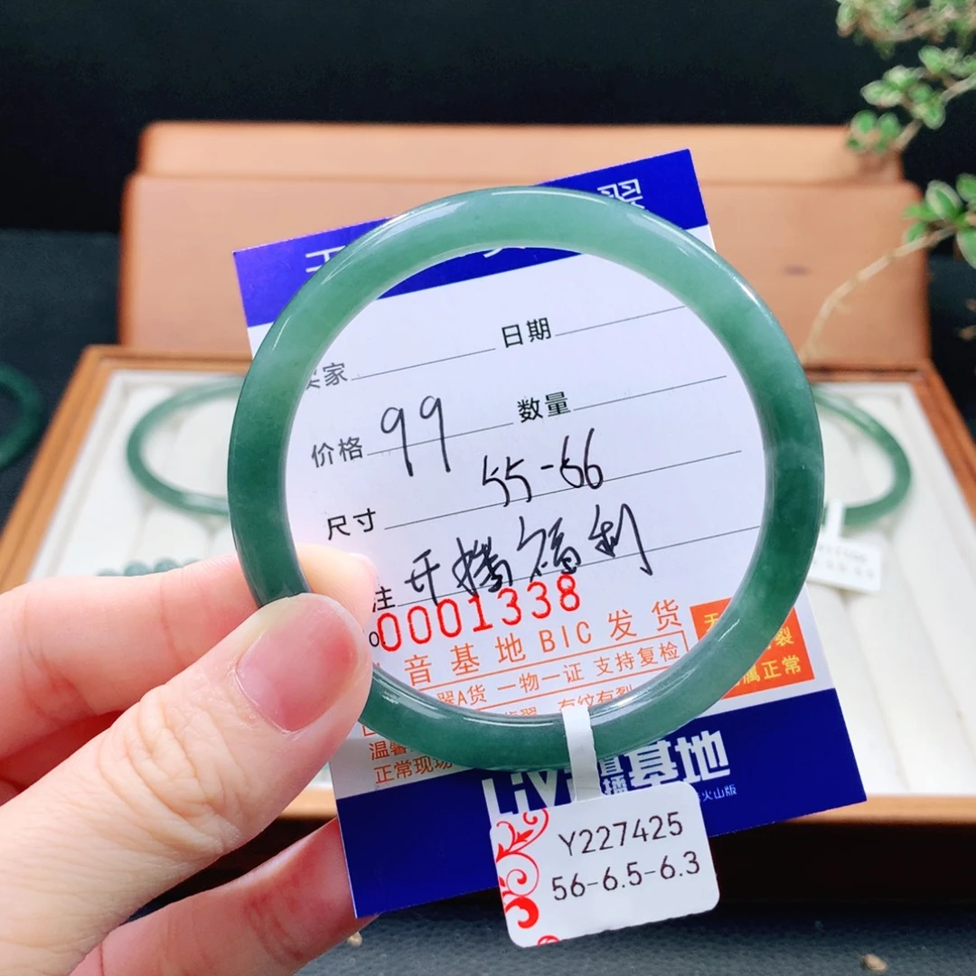 翡翠手镯（圆镯）未镶嵌