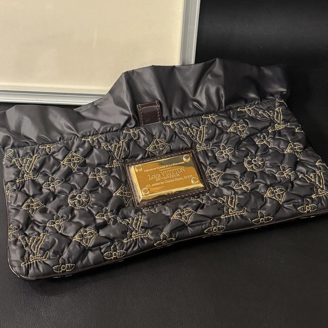 95新 LouisVuitton/路易威登 0 秀款荷叶边刺绣手拿包