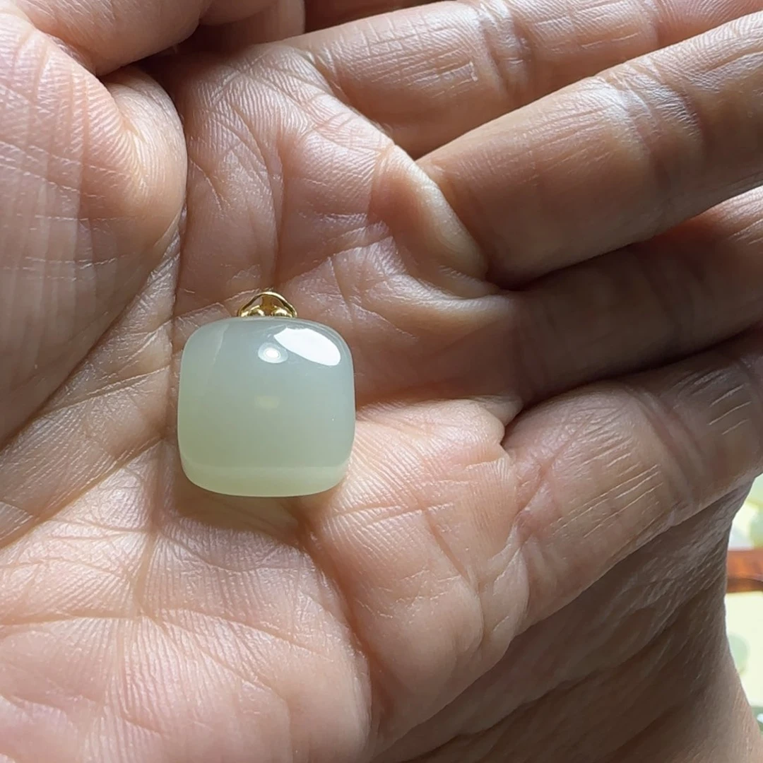 和田玉吊坠(赠链)18K金镶嵌一****?