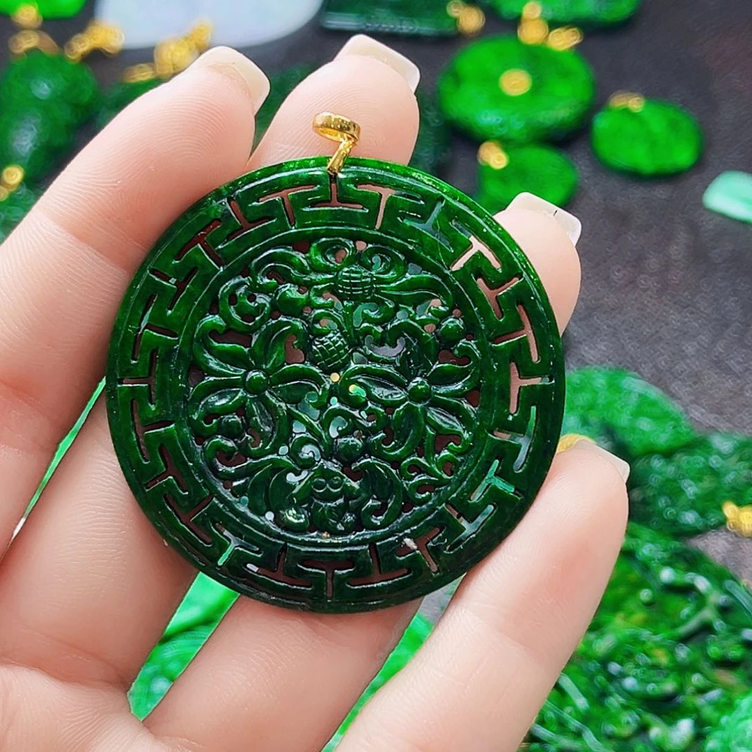 颈饰18K金镶嵌翡翠多样性