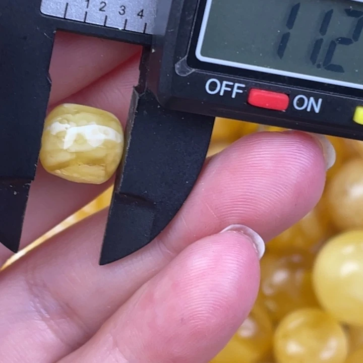 蜜蜡未镶嵌裸石微瑕771