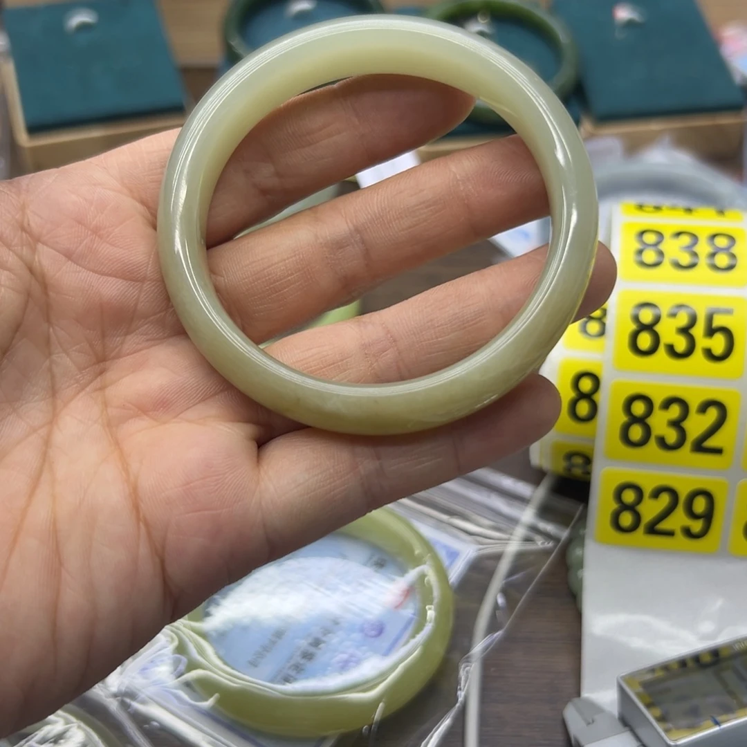 和田玉未镶嵌手镯58.4圈围829瑕