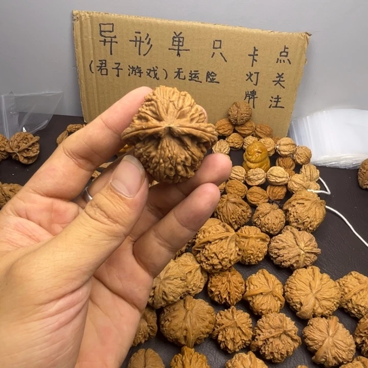 用***5吊坠桃核三角白 微瑕疵尖