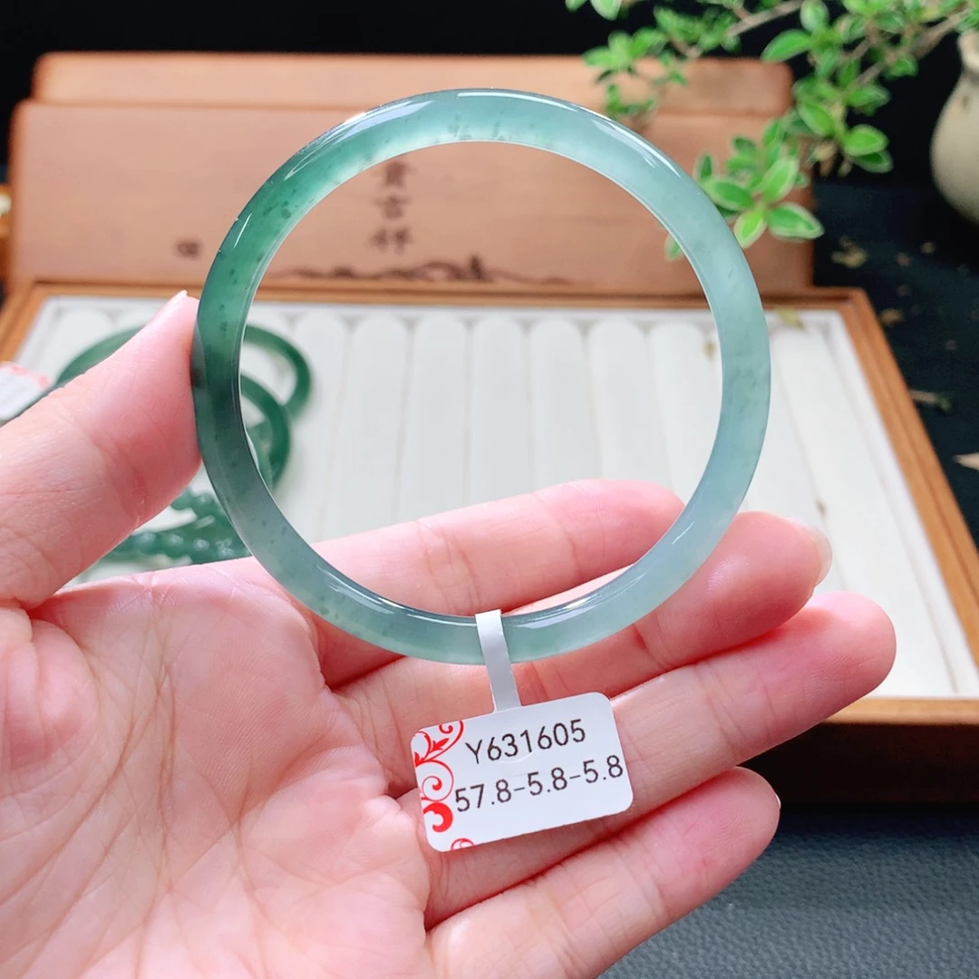 翡翠未镶嵌手镯（圆镯）