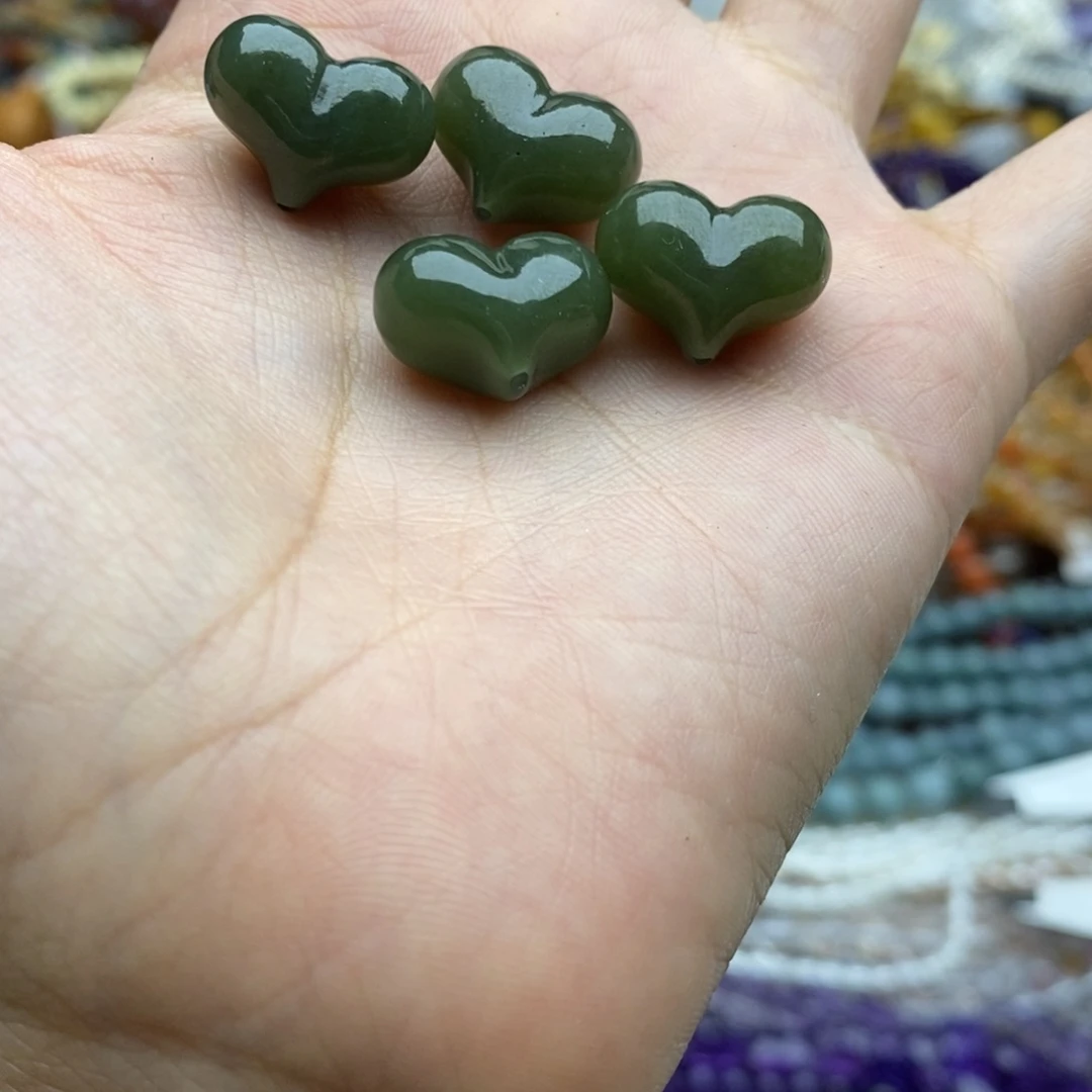 玛瑙/玉髓未镶嵌珠宝半成品一个天然菠菜绿和田玉屁桃12×16mm