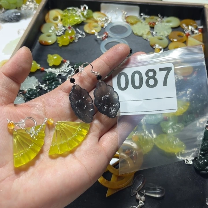 益***师蛇纹石玉合金耳饰