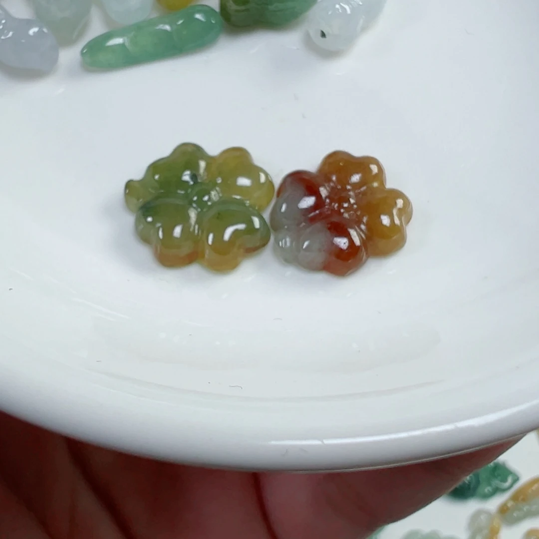 翡翠散珠四叶草吊坠一个
