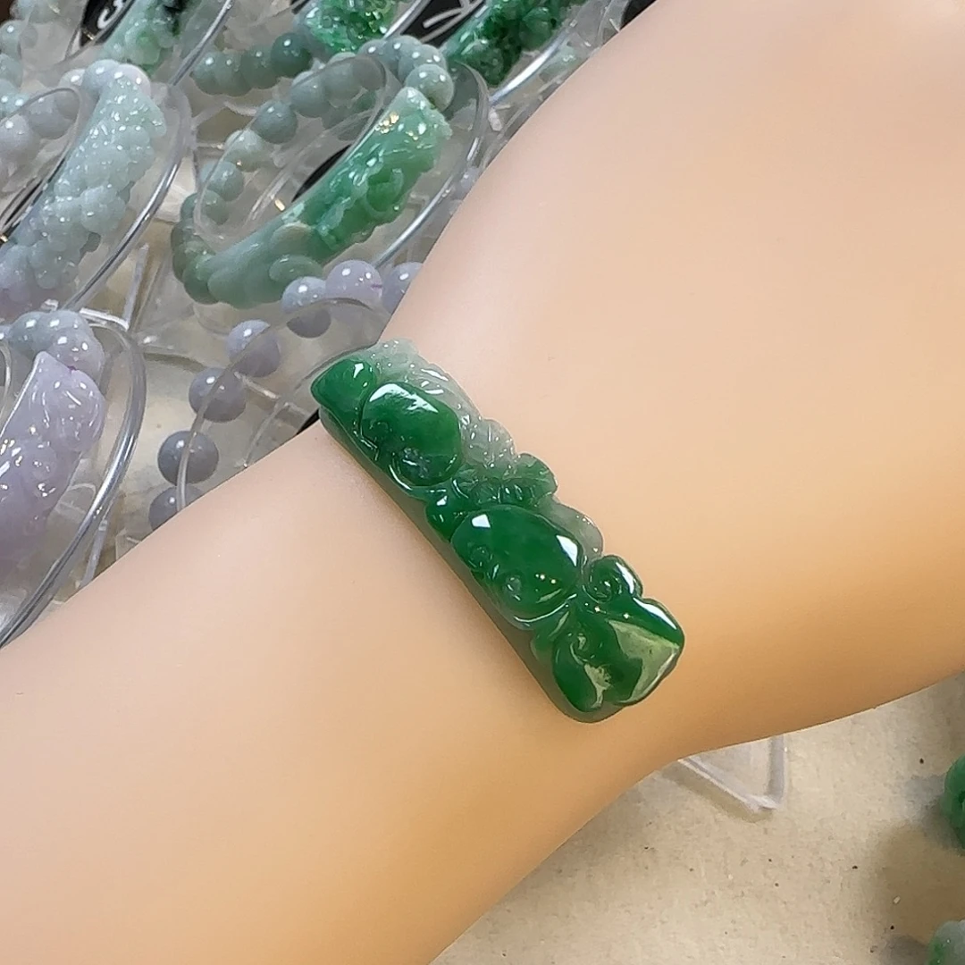 交***记翡翠未镶嵌颈饰手牌