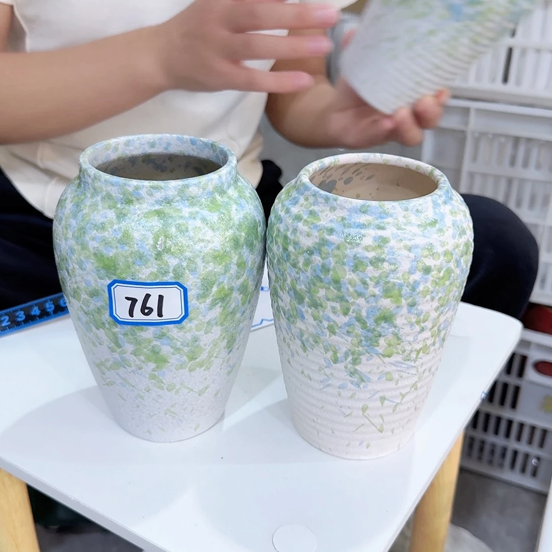 761号一对小花瓶高15厘米微瑕