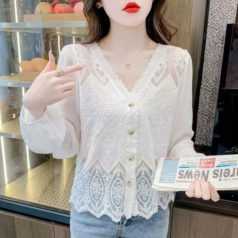 春夏季新款温柔风防晒镂空领长袖蕾丝衫女外搭别致宽松显瘦上衣