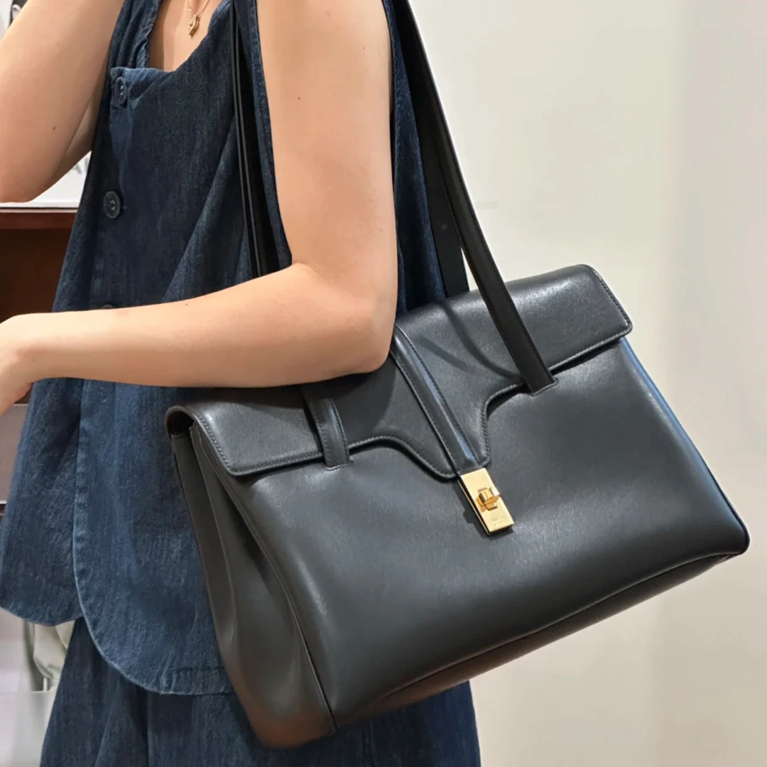 95新 Celine/思琳 黑金soft16中号包 底长32cm 51552